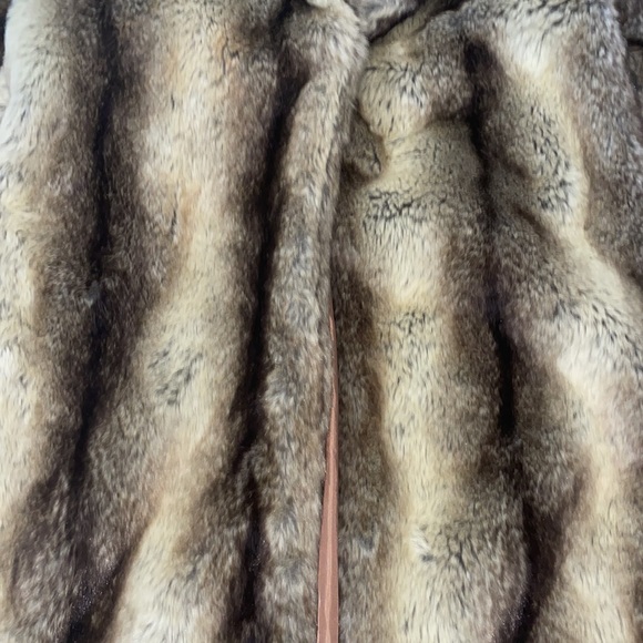 Beautiful fur ! Only worn once , I’m moving back to Florida - Picture 2 of 4